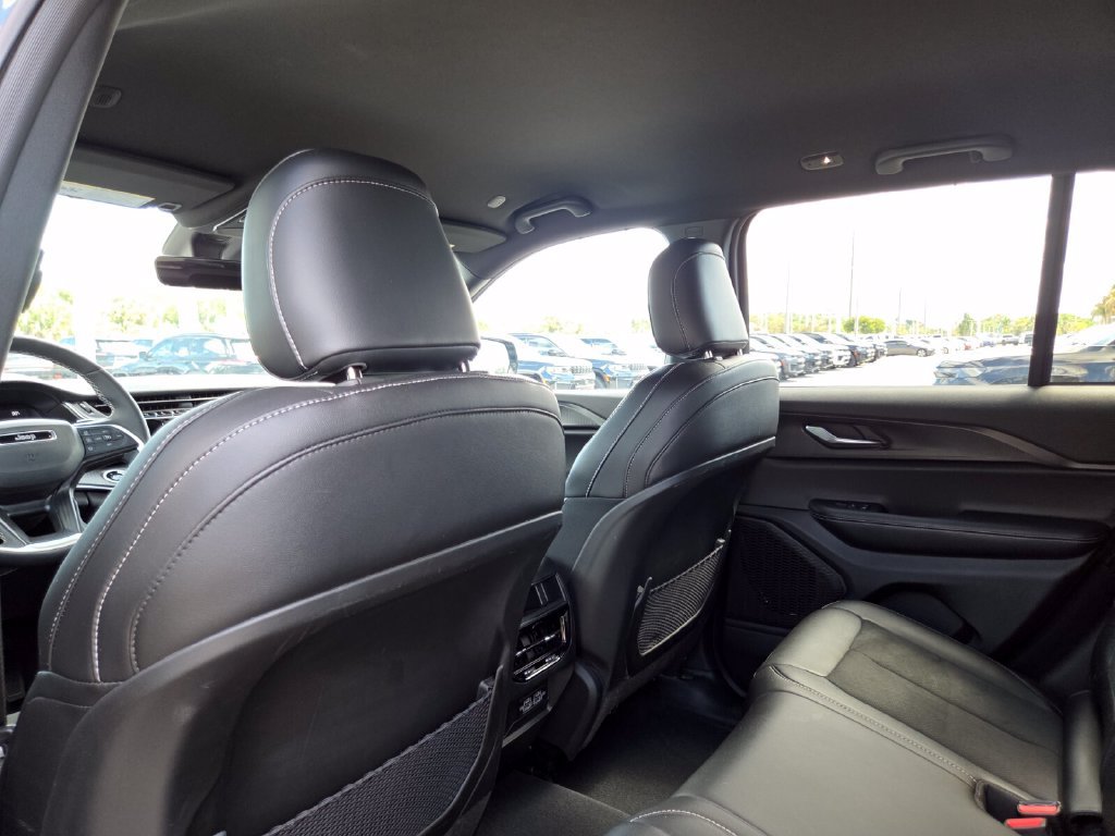 Used 2025 Jeep Grand Cherokee Altitude AWD/4WD image 24