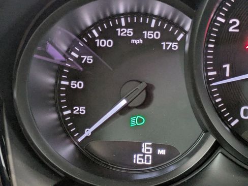 Used 2025 Porsche Macan image 16