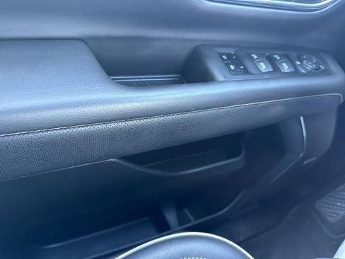 Used 2024 GMC Yukon XL SLT image 57