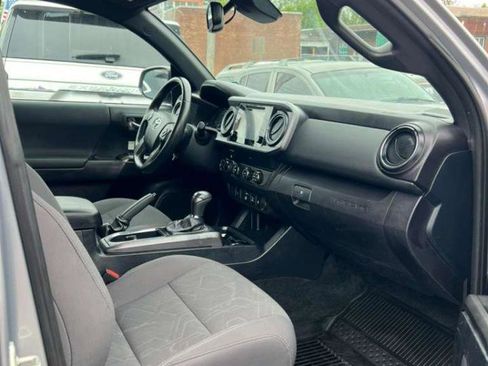 Used 2019 Toyota Tacoma TRD Off-Road AWD/4WD image 27