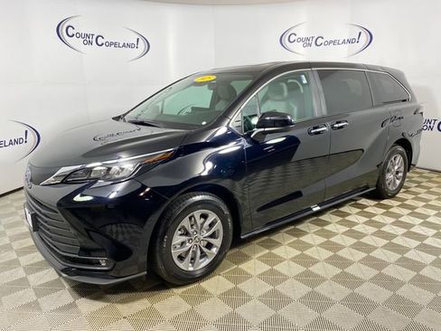 Used 2025 Toyota Sienna XLE image 3