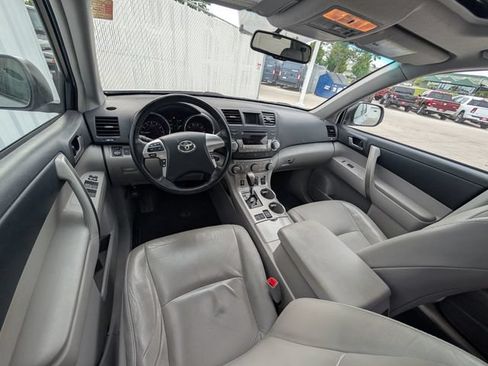 Used 2012 Toyota Highlander SE w/ Tow Pkg FWD image 6
