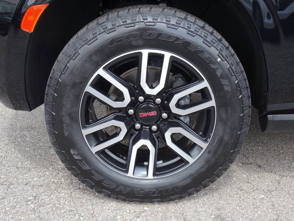 Used 2023 GMC Yukon AT4 w/ AT4 Premium Package AWD/4WD image 28