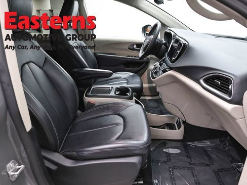 Used 2023 Chrysler Pacifica Touring-L FWD image 24