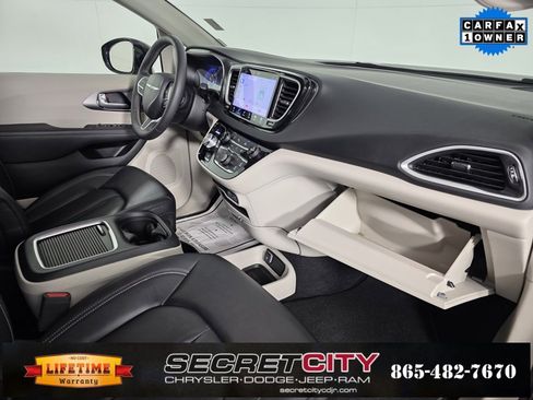 Used 2024 Chrysler Pacifica Touring-L image 32