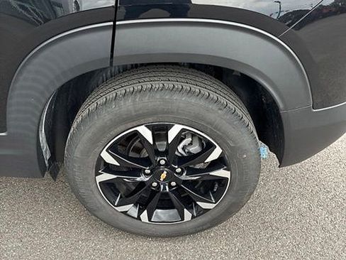 Used 2023 Chevrolet TrailBlazer LT w/ Convenience Package AWD/4WD image 3