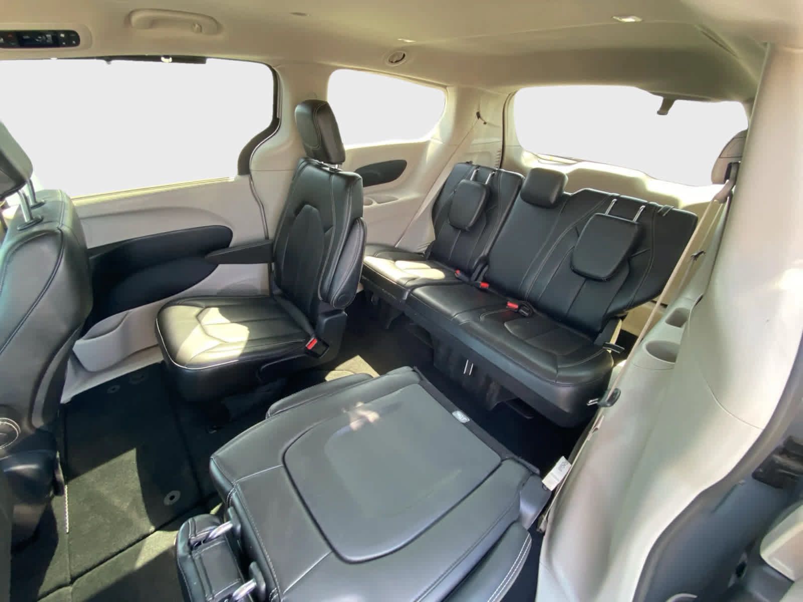 Used 2024 Chrysler Pacifica Touring-L FWD image 13