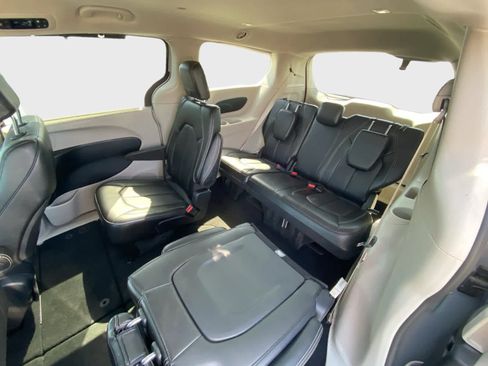 Used 2024 Chrysler Pacifica Touring-L FWD image 13