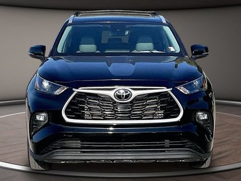Used 2022 Toyota Highlander XLE AWD/4WD image 3