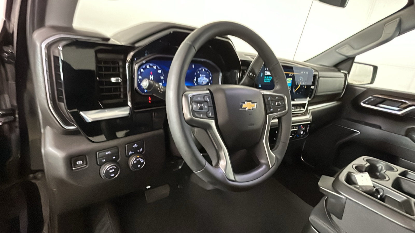 Used 2024 Chevrolet Silverado 1500 LT AWD/4WD image 16