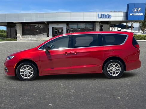 Used 2025 Chrysler Pacifica Select FWD image 6