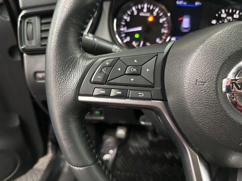 Used 2018 Nissan Rogue SV w/ Premium Package image 15