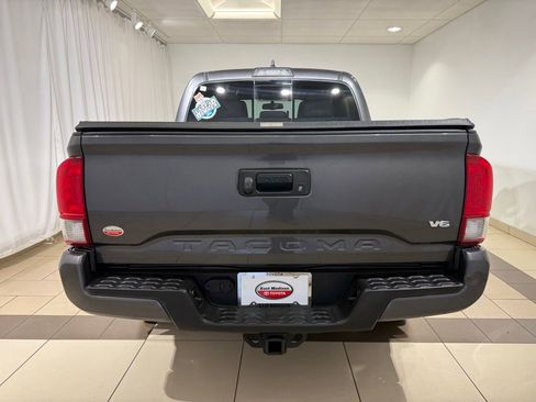 Used 2017 Toyota Tacoma TRD Sport w/ Tow Package (A/T) AWD/4WD image 4