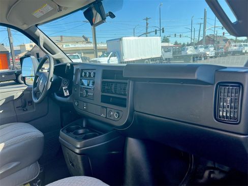 Used 2017 Chevrolet Express 3500 image 21