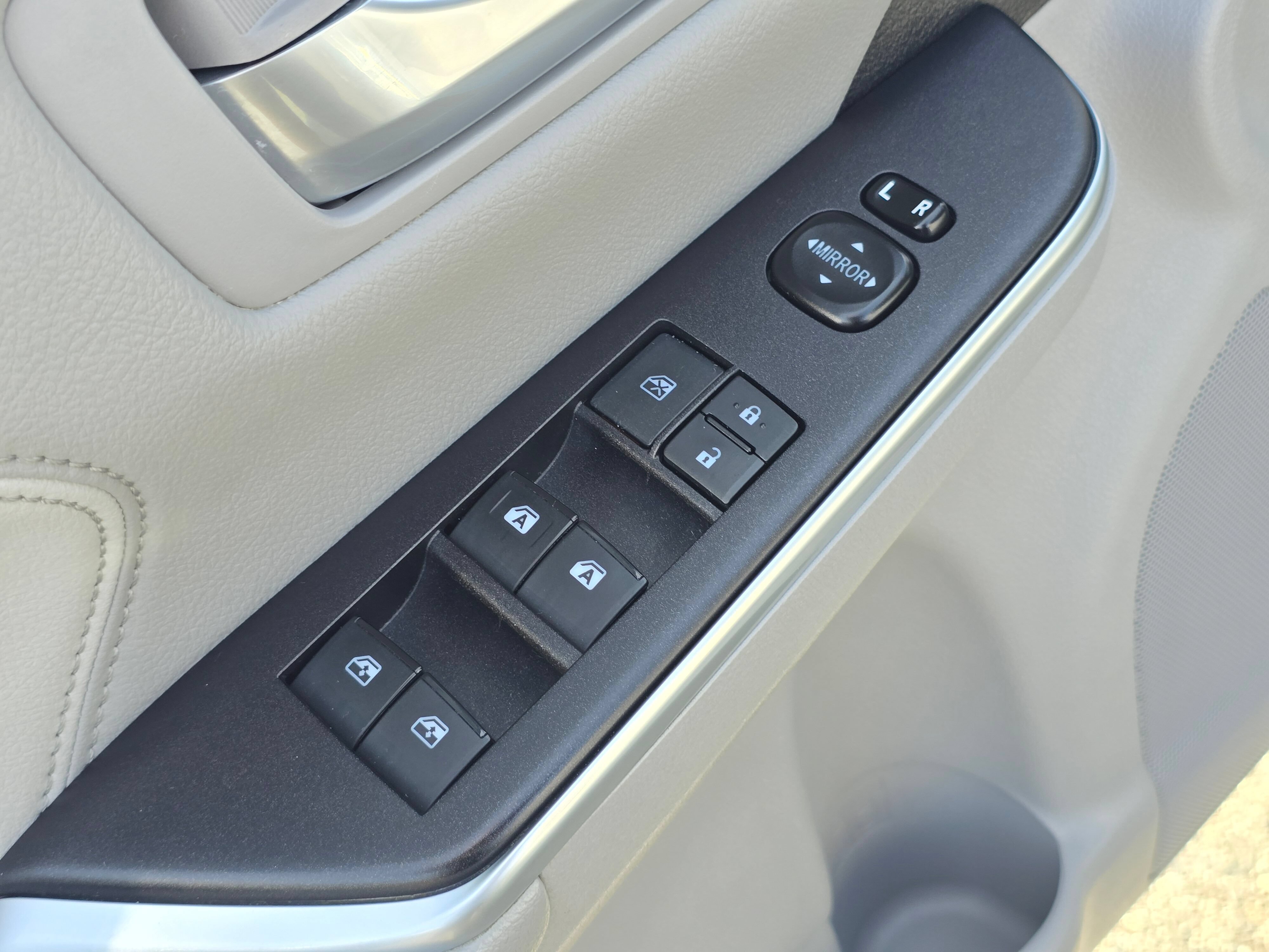 Used 2016 Toyota Camry XLE w/ Moonroof Package FWD image 24
