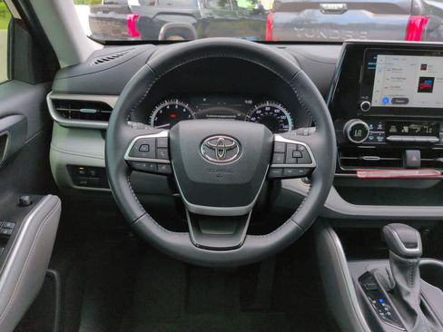 Used 2025 Toyota Highlander LE FWD image 16