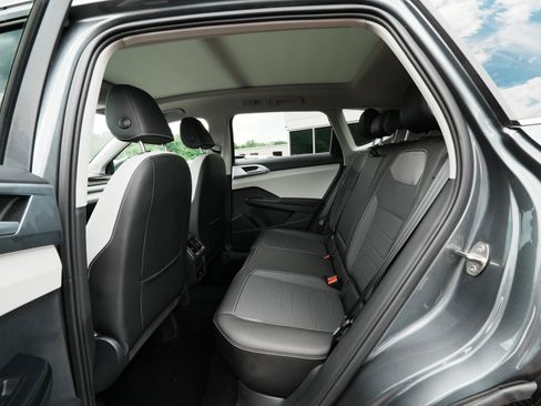 Used 2025 Volkswagen Taos SE w/ Panoramic Sunroof Package AWD/4WD image 33