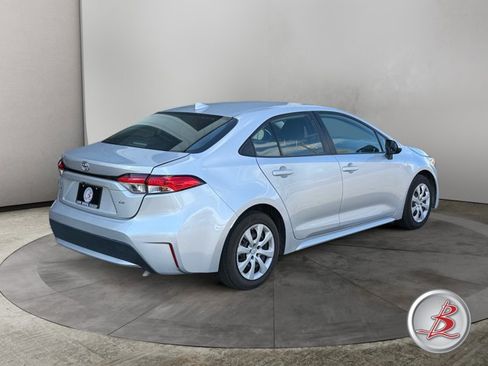 Used 2022 Toyota Corolla LE FWD image 4