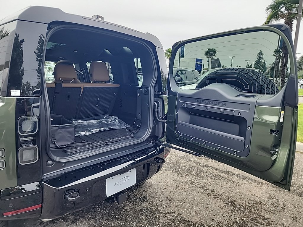 New 2026 Land Rover Defender 110 X-Dynamic SE AWD/4WD image 16