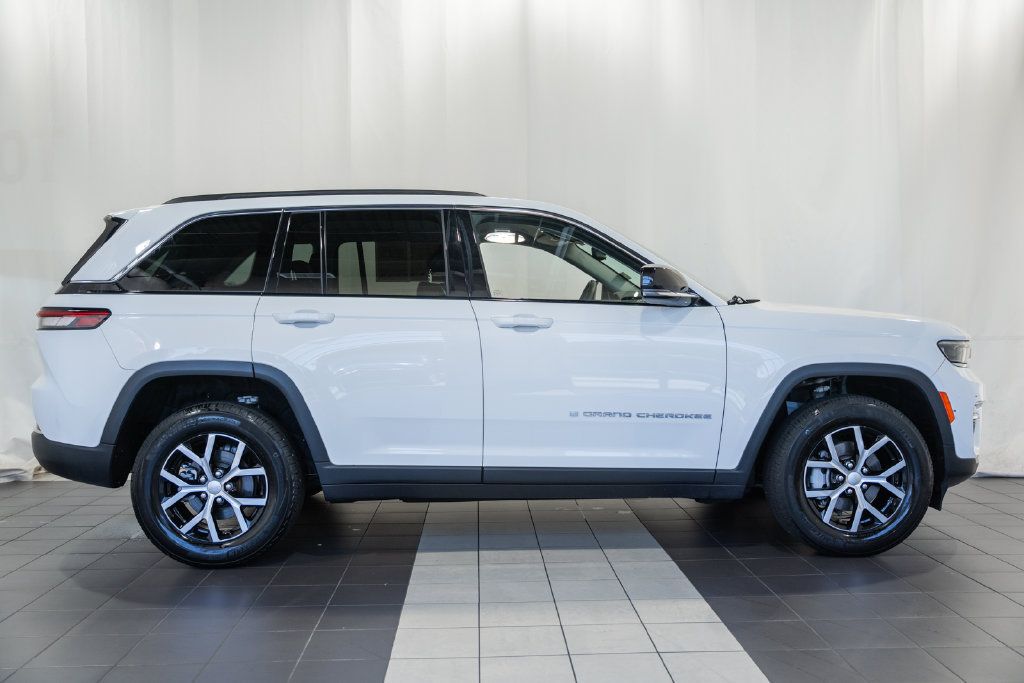 Certified 2023 Jeep Grand Cherokee Limited AWD/4WD image 3