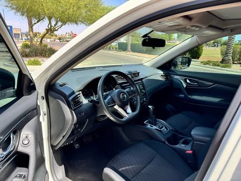 Used 2017 Nissan Rogue SV w/ Sun & Sound Touring Package FWD image 7