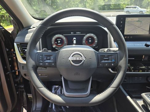 Used 2025 Nissan Rogue SL AWD/4WD image 17