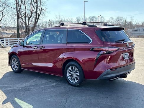 Used 2021 Toyota Sienna XLE image 27