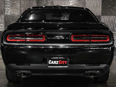 Used 2015 Dodge Challenger SXT image 8