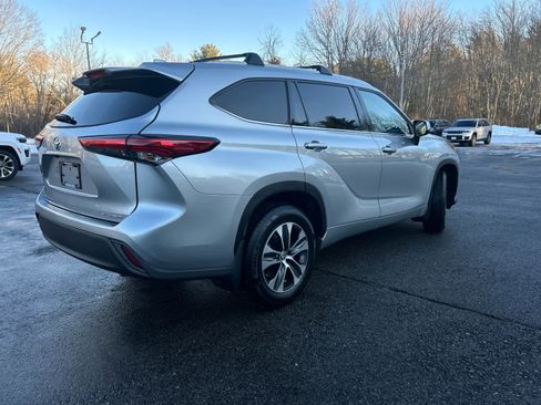 Used 2022 Toyota Highlander XLE image 6