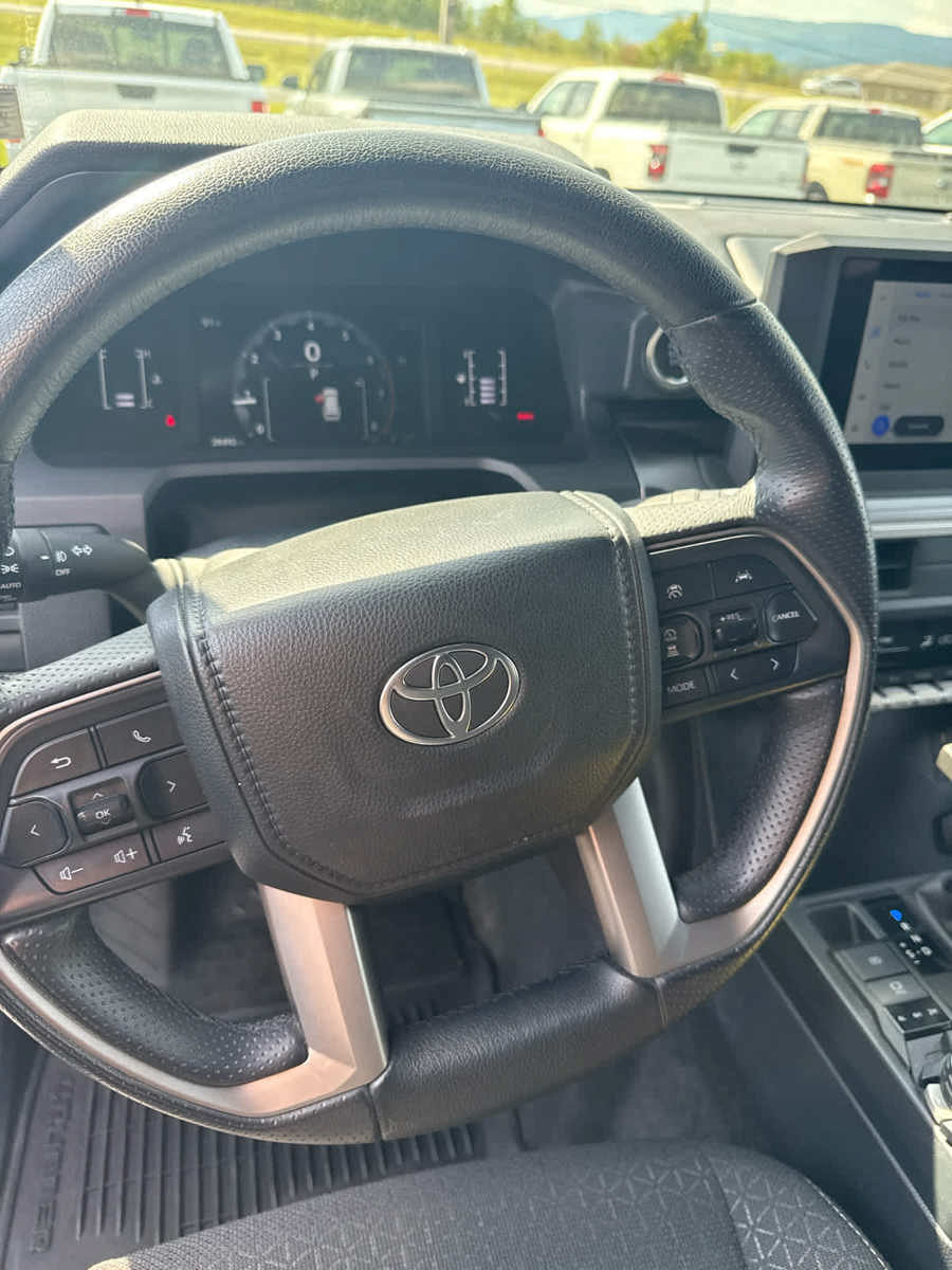 Used 2025 Toyota 4Runner SR5 AWD/4WD image 13