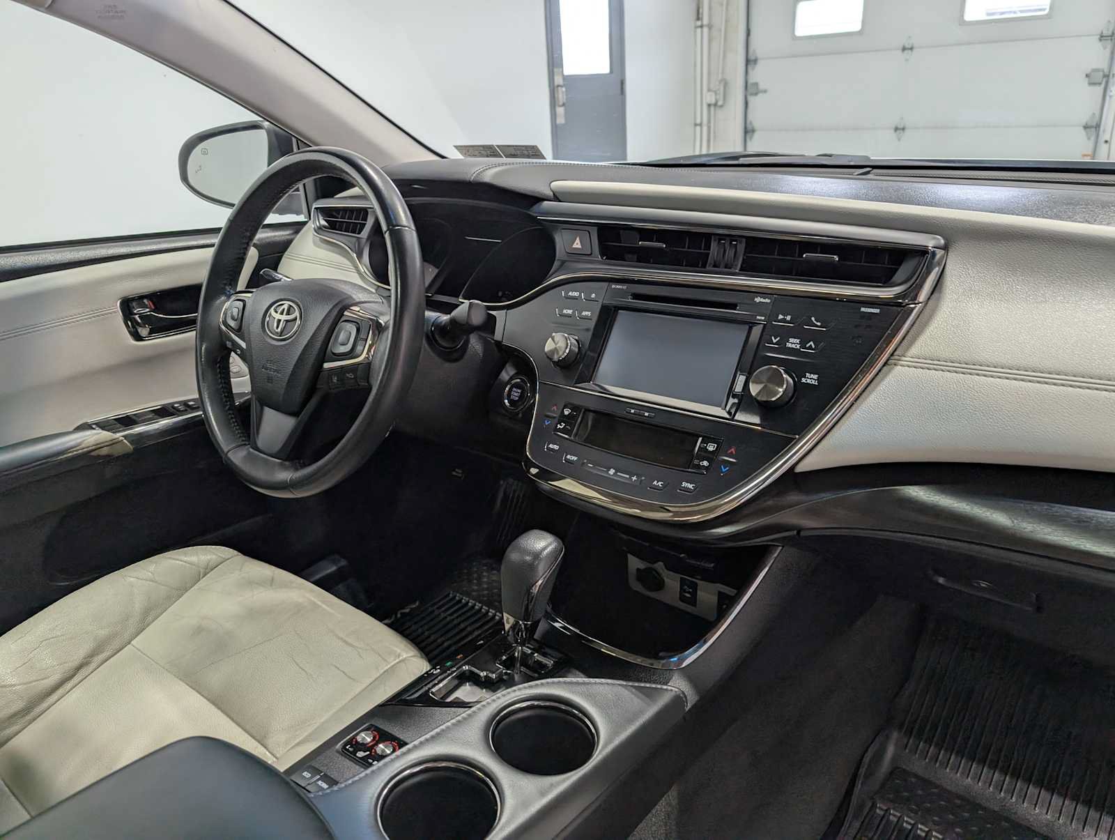 Used 2017 Toyota Avalon XLE Premium w/ All Weather Liner Package FWD image 42