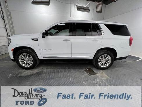 Used 2022 GMC Yukon SLT w/ SLT Premium Package image 4