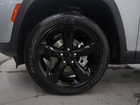 Used 2024 Jeep Grand Cherokee Altitude image 24