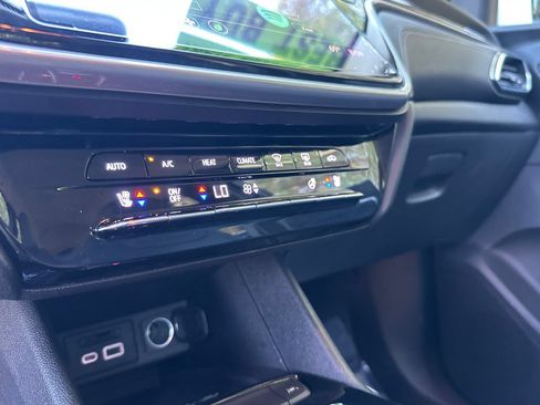 Used 2022 Chevrolet Bolt EUV LT w/ Convenience Package FWD image 28