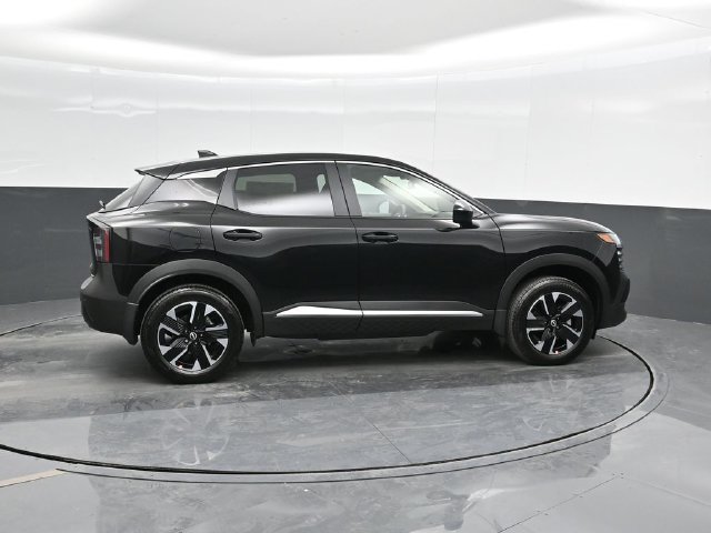 Used 2025 Nissan Kicks SV AWD/4WD image 4