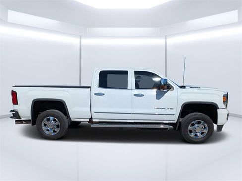 Used 2019 GMC Sierra 3500 Denali image 2