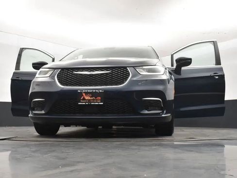 Used 2023 Chrysler Pacifica Touring-L FWD image 11