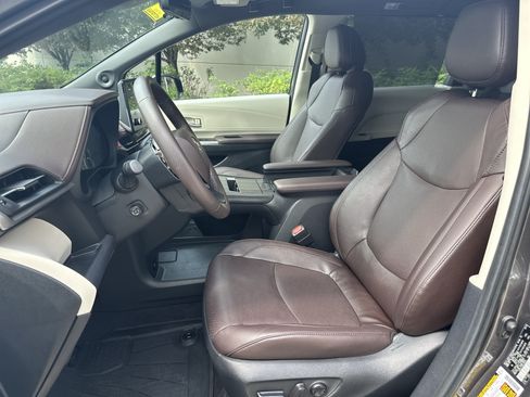 Used 2024 Toyota Sienna Platinum AWD/4WD image 15