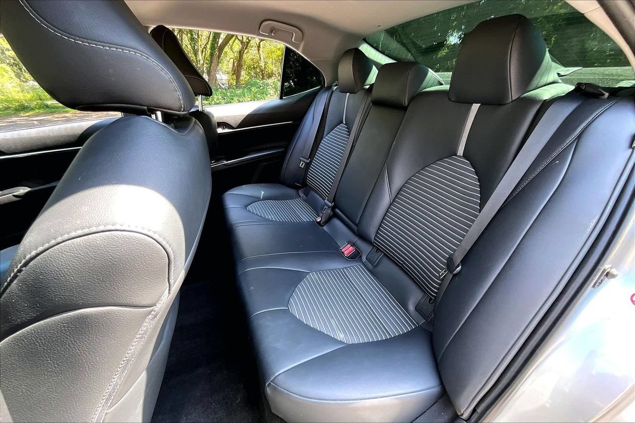 Used 2019 Toyota Camry SE FWD image 19