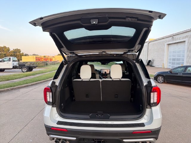 New 2027 Ford Explorer Platinum w/ 3.0L Ultimate Package AWD/4WD image 6
