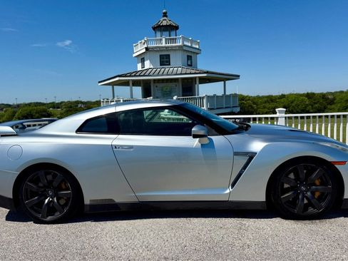 Used 2011 Nissan GT-R Premium AWD/4WD image 4
