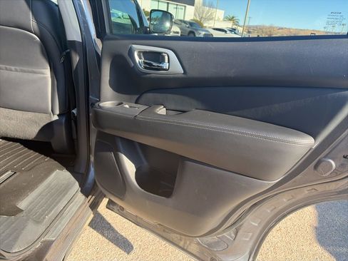 Used 2019 Nissan Pathfinder SL image 16