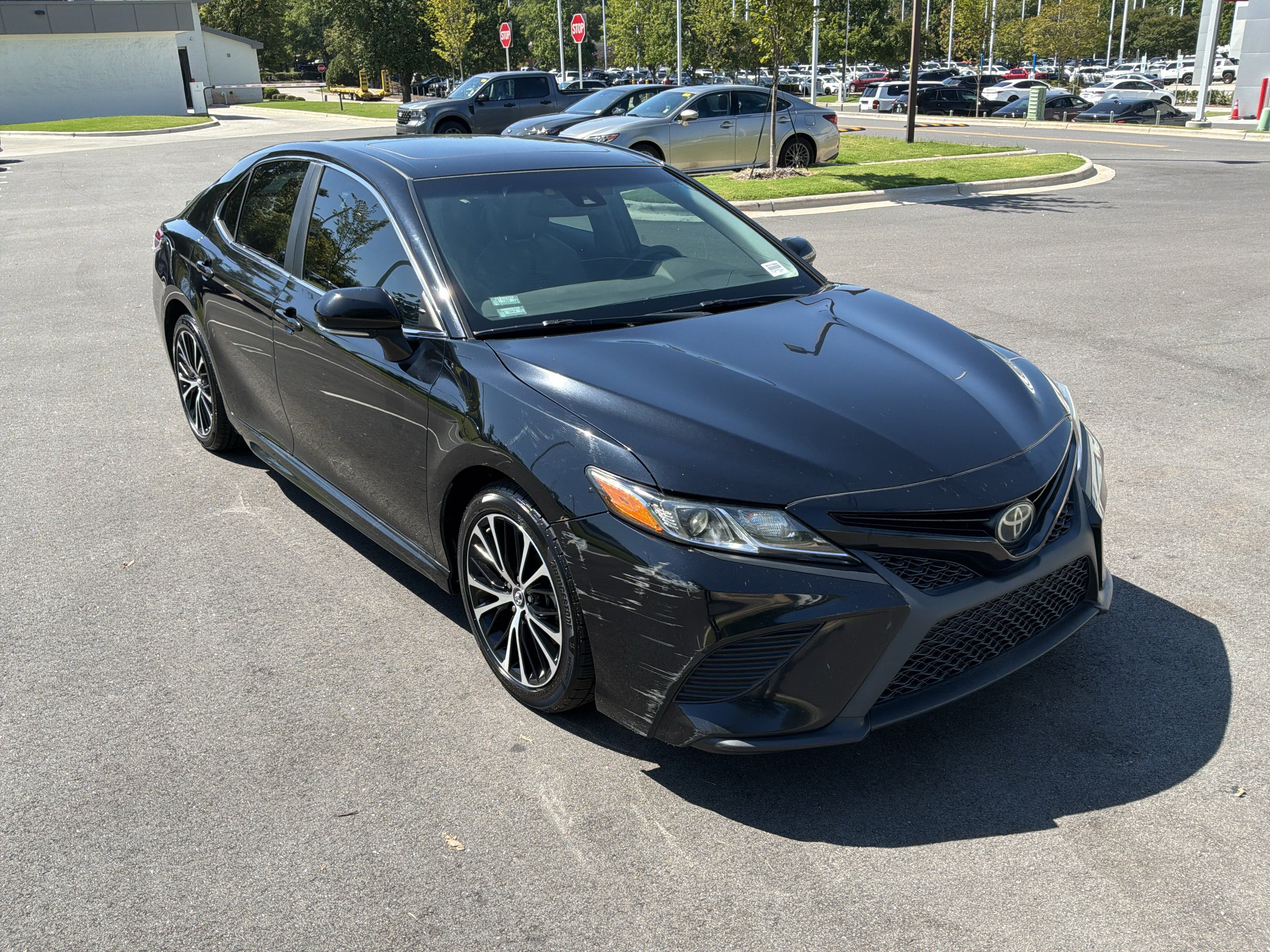 Used 2018 Toyota Camry SE w/ Moonroof Package FWD image 2