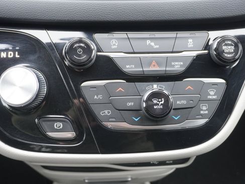 Used 2019 Chrysler Pacifica Touring-L image 13