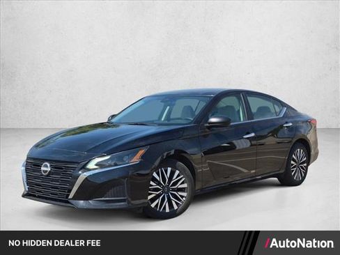 Used 2025 Nissan Altima 2.5 SV FWD image 1