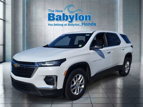 Used 2023 Chevrolet Traverse LS image 1