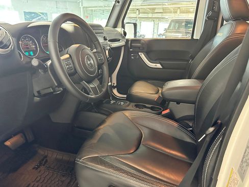 Used 2015 Jeep Wrangler Unlimited Sahara w/ Connectivity Group AWD/4WD image 7