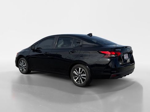 Used 2021 Nissan Versa SV image 3