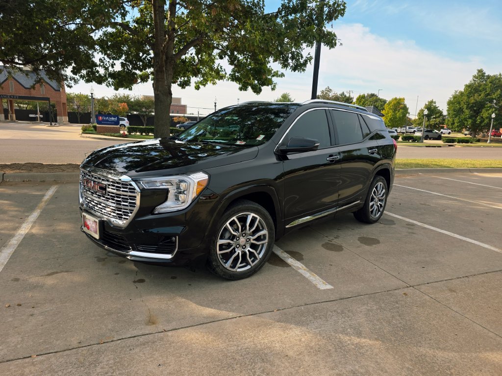 Used 2024 GMC Terrain Denali w/ Denali Premium Package AWD/4WD image 2