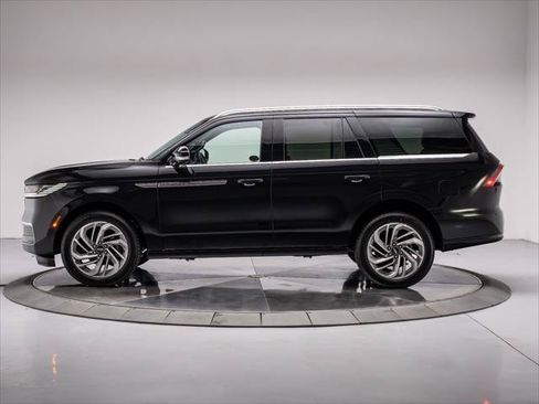 New 2026 Lincoln Navigator Reserve AWD/4WD image 2